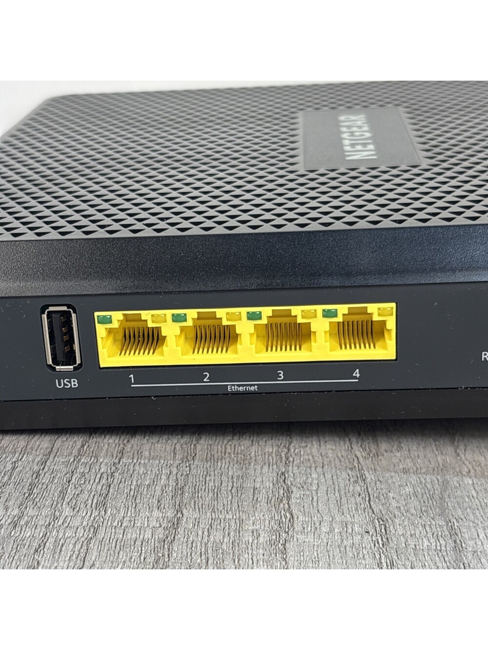 NETGEAR Nighthawk AC1900 WiFi Cable Modem Router Combo (Model C7000). - Picture 7 of 16
